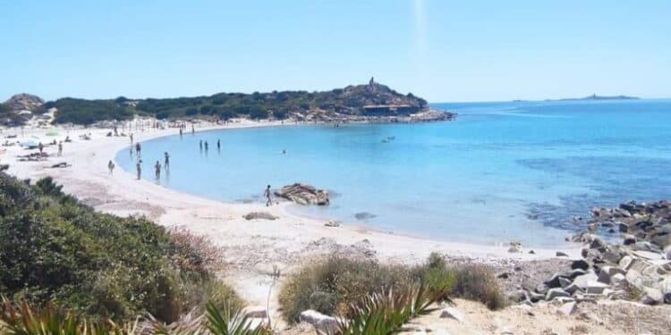 A Villasimius vietato fumare in spiaggia e portare via granelli di sabbia con i piedi