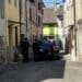 Accoltella la moglie, poi fugge in auto e muore
