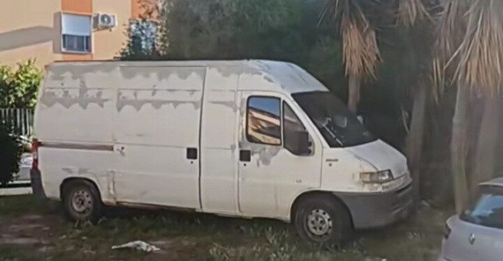 Quartu, parcheggio da Far West nell’aiuola dedicata a Sant’Ignazio