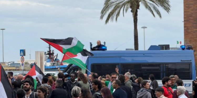 Guerriglia al corteo contro Joint Stars in piazza Matteotti a Cagliari: scontri, petardi e fumogeni