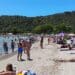 Cagliari, una domenica di spettacolare anticipo dell’estate: con 29 gradi il Poetto è già invaso dai bagnanti