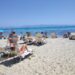 Cagliari, al Poetto il caos dei lettini anche fuori concessione: “La spiaggia è diventata per pochi”