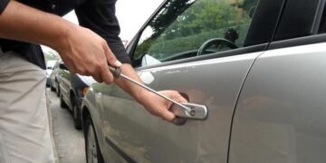 Topi d’auto in azione a Pirri, rubati anche i confetti zuccherati: “Almeno avranno l’alito profumato”