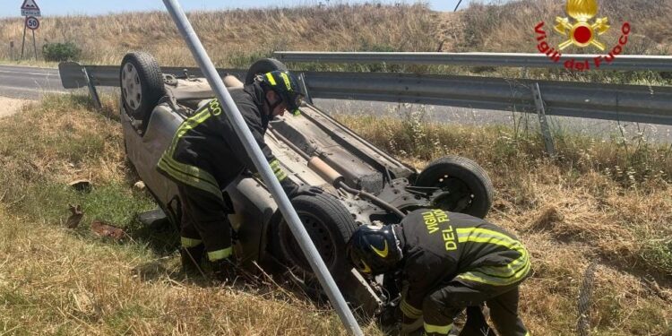 Villasor, auto finisce fuori strada e si ribalta sulla 196: conducente in codice rosso