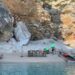 Cala Goloritzé, arrivano in gommone sulla spiaggia e occupano una parte con sedie e ombrellone: l’ira del Comune