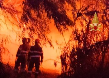 Barumini, Furtei, Guasila e Segariu combattono contro le fiamme: decine di ettari in fumo, arriva anche il Canadair