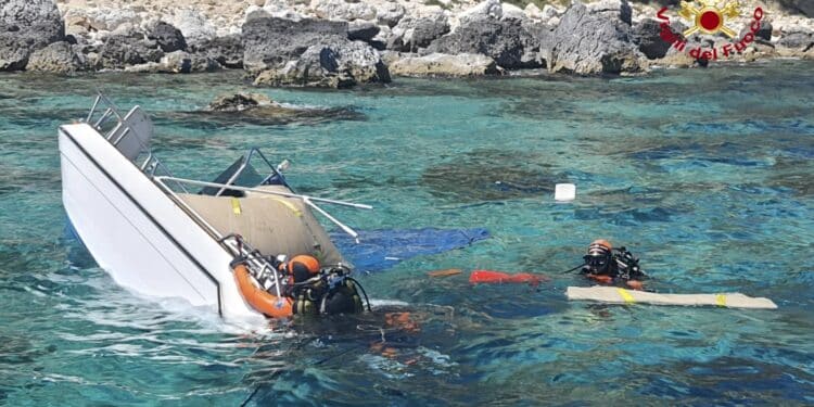 Cagliari, un natante si rovescia con 4 persone a bordo a Cala Fighera: salvati dai sommozzatori