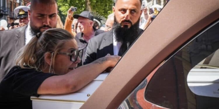 Afragola unita per l’ultimo saluto a Martina Carbonaro: “Da una relazione si esce senza amore, non senza vita”