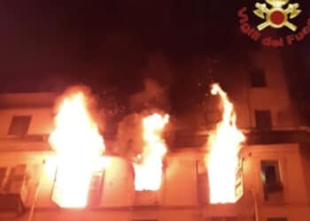 Incendio in un appartamento, 48enne si lancia dal quinto piano e muore