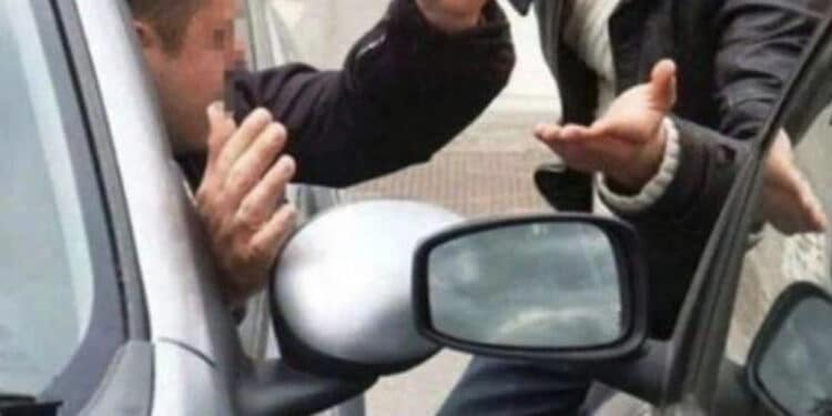 La “truffa dello specchietto” non passa mai di moda: diverse persone sono state raggirate da chi finge un danno al proprio veicolo per estorcere soldi