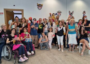 Sordi come burattini, a Cagliari il teatro che unisce voci e segni nel nome dell’inclusione