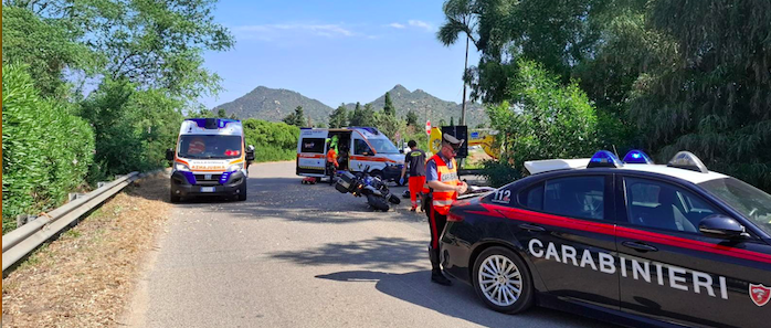 Scontro sulla SP18 a Cala Sinzias: feriti due turisti in moto, uno è grave