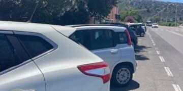 Parcheggi selvaggi al Poetto, chi non trova posto lascia l’auto anche alla fermata del bus