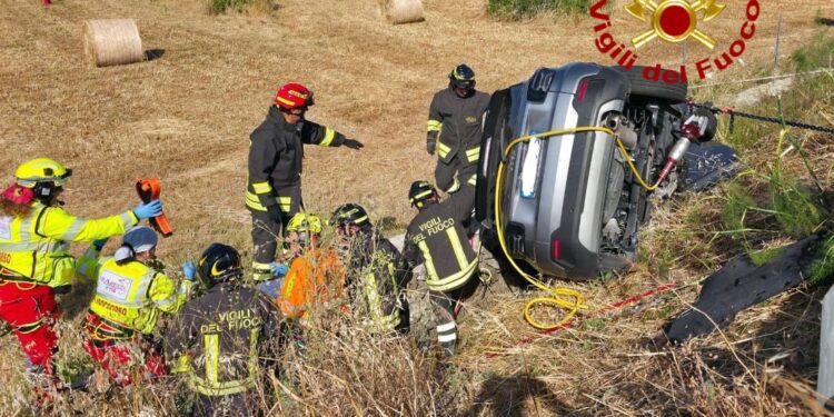 Pauroso incidente stradale a Dorgali, violentissimo frontale fra due auto: un morto e tre feriti