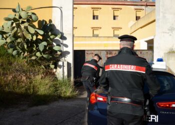 Samassi, ruba profumi e tenta la fuga picchiando chi lo fermava: arrestato senegalese