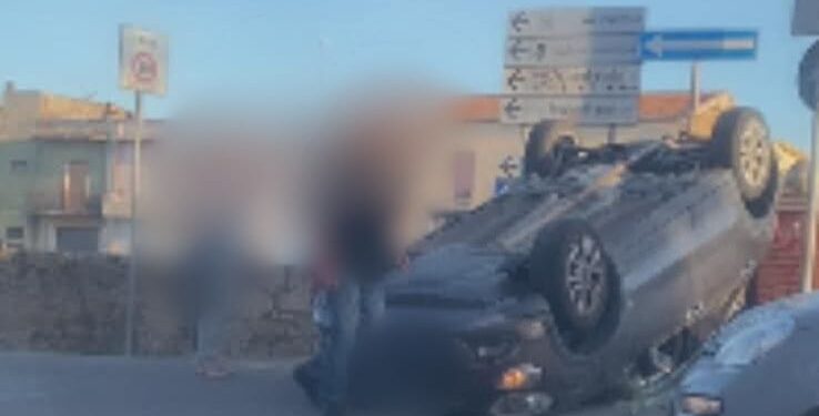 Sestu: incidente stradale in pieno centro, una Fiat 500 si è ribaltata nei pressi di via Parrocchia
