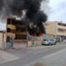 Paura in una palazzina a Sestu: divampa un incendio nel cortile, danneggiate autobar e una vettura