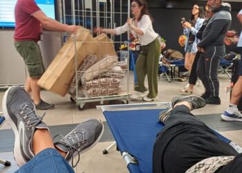 Salta il volo per Cagliari, decine di sardi accampati a Milano: “Noi, anziani in viaggio per curarci, completamente abbandonati”
