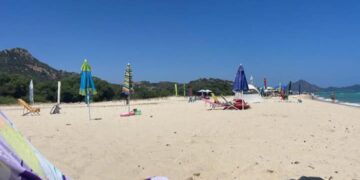 A Costa Rei spiaggia occupata all’alba con gli ombrelloni, monta la protesta tra i bagnanti: “Così si toglie lo spazio agli altri”