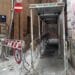 Cagliari, in via dei Genovesi le transenne “eterne” davanti all’ex liceo San Giuseppe fanno infuriare i residenti