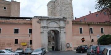 Cagliari, Porta Cristina chiusa per lavori e Castello perde un varco in piena estate: “Una follia, la città è paralizzata”