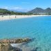 Cala Sinzias in pericolo, vegetazione secca e sterpaglie che rappresentano un pericolo reale di incendio