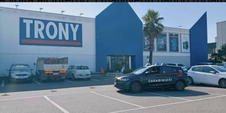 San Sperate, furto notturno al Trony: sfondano l’ingresso con il muletto, rubati numerosi cellulari