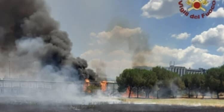 Paura a Cinecittà, esplodono due bombole di Gpl dopo un incendio: salvata una donna
