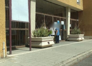 Cagliari, fila sotto il sole: chi cerca lavoro viene ricevuto tra le sbarre del cancello