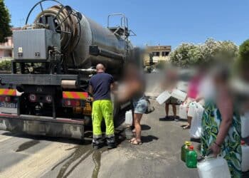 Acqua non potabile da Sarroch a Chia, i comuni battono cassa con Abbanoa