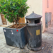 Il Corso a Cagliari, tra fioriere rinsecchite e porta rifiuti luridi: “Meglio togliere tutto”