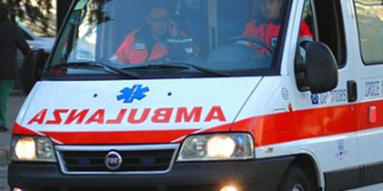 Quartu, cadono dallo scooter in mezzo alla carreggiata: un uomo e una donna in ospedale