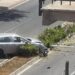 Cagliari, l’auto guidata da un ventenne butta giù un palo in via Torricelli: momenti di paura