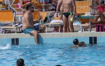 Capoterra, musica e schiamazzi alla festa in piscina a Ferragosto: residenti divisi