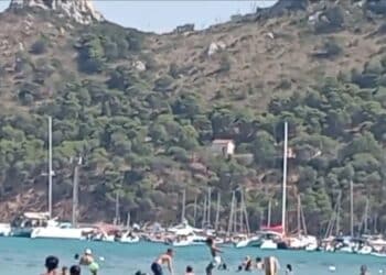 Poetto, tornano i liquami: schiuma, puzza e fazzoletti dalla prima alla quarta fermata