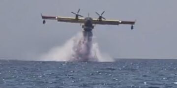 Spettacolo misto a spavento al Poetto di Quartu: il Canadair scarica l’acqua a pochi metri dalla riva (VIDEO)