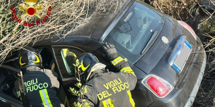 Auto fuori strada dopo uno scontro a Villasimius, 3 persone estratte dalle lamiere