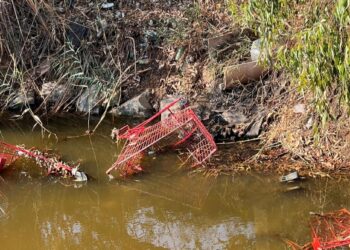 Rifiuti a Capoterra, dal rio Santa Lucia spuntano anche carrelli per la spesa