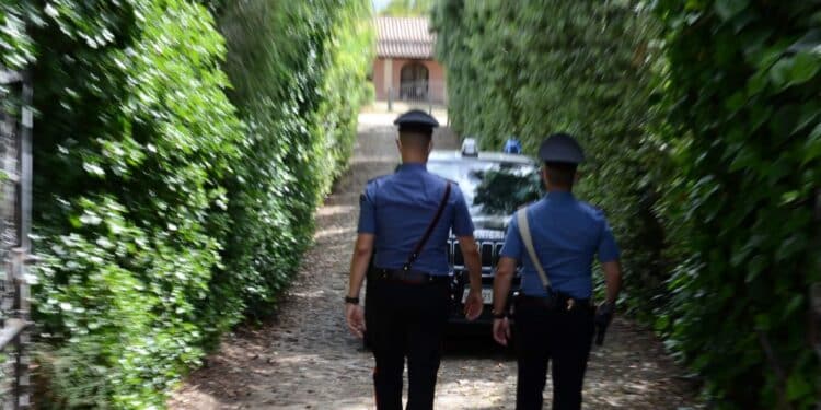 Il vicino litiga e colpisce il marito, la moglie imbraccia il fucile: coniugi denunciati a Serramanna