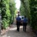 Il vicino litiga e colpisce il marito, la moglie imbraccia il fucile: coniugi denunciati a Serramanna