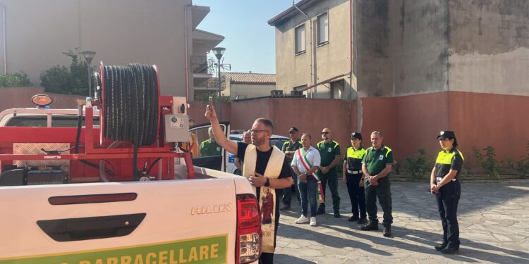 Barracelli di Sanluri: il Comune consegna un nuovo mezzo idoneo per le operazioni antincendio