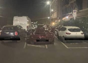 Cagliari, parcheggi “pirotecnici” in curva davanti a Pomata: Garzia chiama la  Polizia