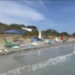 Villasimius, furbetti del segnaposto a Campulongu: spiaggia occupata per ore da decine di ombrelloni vuoti (VIDEO)