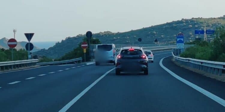 Sorpassi azzardati nella via del mare, lungo la Ss125 corre l’imprudenza