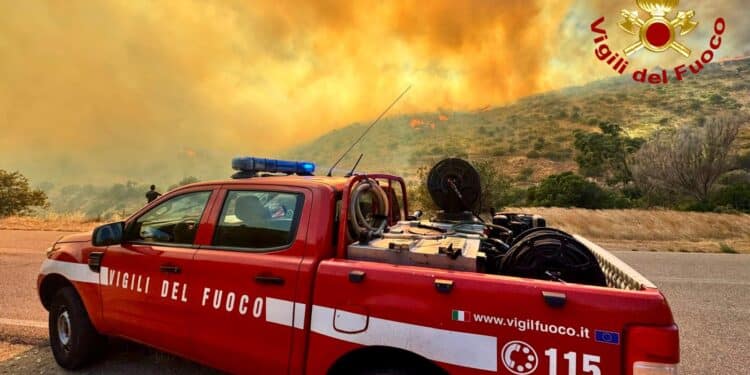 Notte di terrore a Santadi: le fiamme divorano tutto e minacciano le case