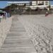 Passerella incubo al Poetto, ganci di ferro e assi dissestate mettono a rischio anziani e bambini