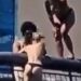 Bosa, turiste si tuffano in topless nel Temo: scatta la polemica