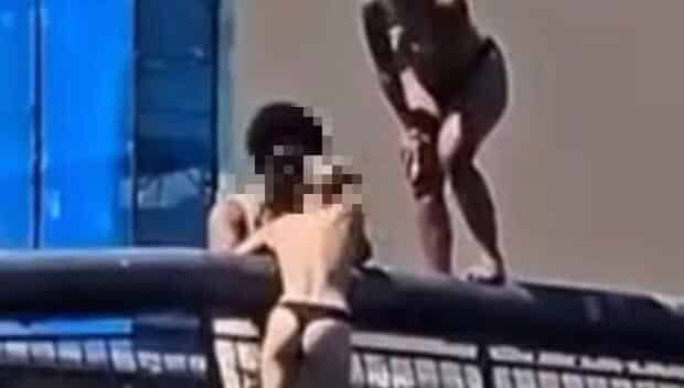 Bosa, turiste si tuffano in topless nel Temo: scatta la polemica