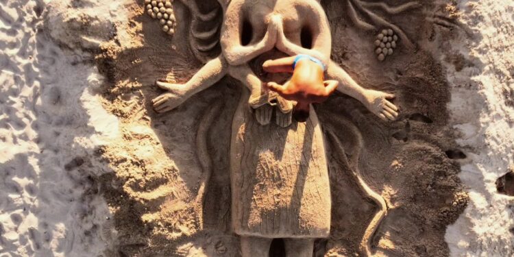 Una scultura di sabbia per ricordare e onorare Cinzia Pinna uccisa da Ragnedda