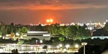 Sarroch, fiamme alte dalle torce del polo industriale visibili anche da Cagliari: il caso finisce in prefettura